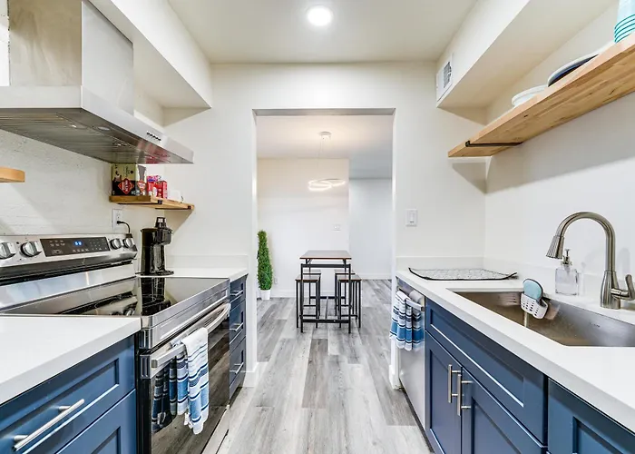 Cozy Couple's Condo! Walk To Old Town *